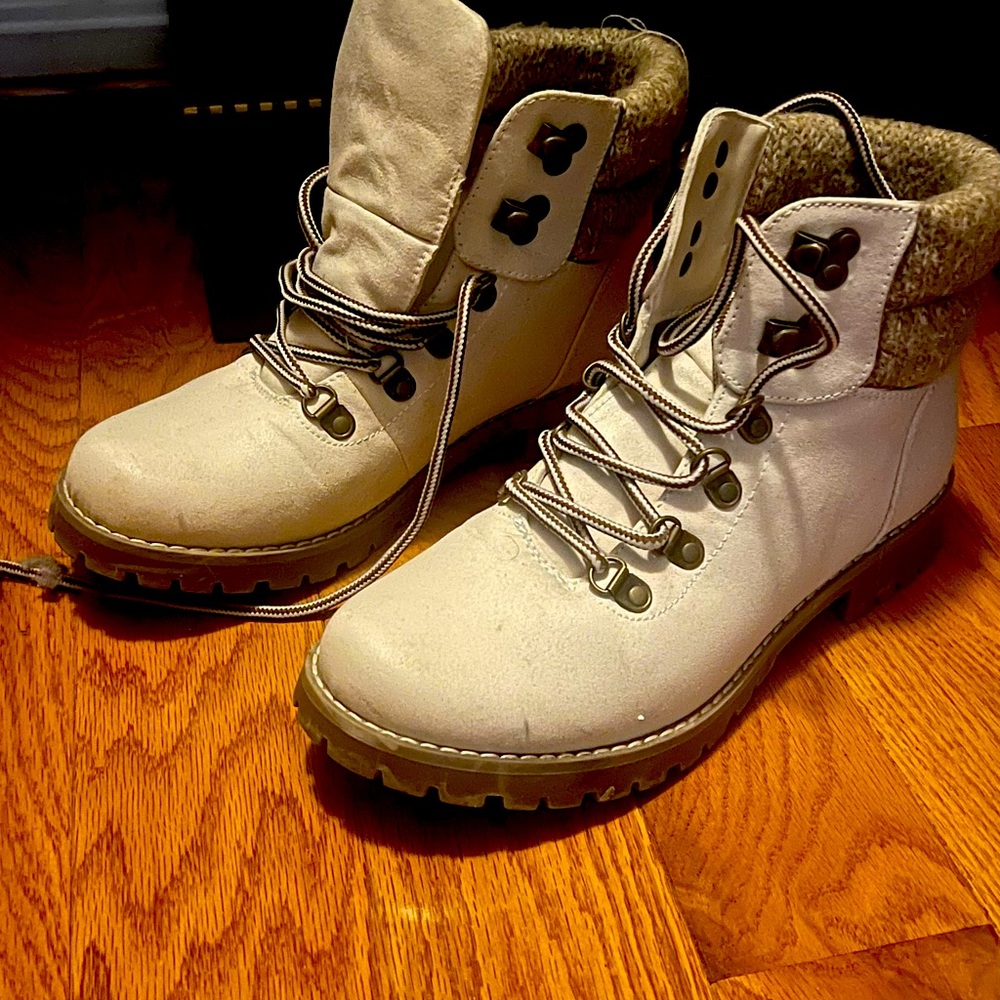 White beige boots with lace. Size 7.5